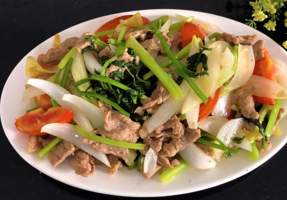 Ba chỉ bò xào hành tây