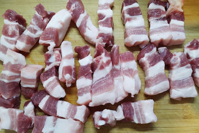 Thịt ba chỉ kho mặn ngọt cay thơm